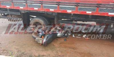 Moto foi parar embaixo de caminhão após colisão em Rolim de Moura