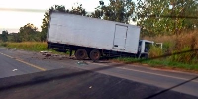 Caminhões batem de frente na BR-364, entre Jaru e Ouro Preto; veja o vídeo