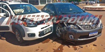 Colisão entre dois carro é registrado no Centro de Rolim de Moura