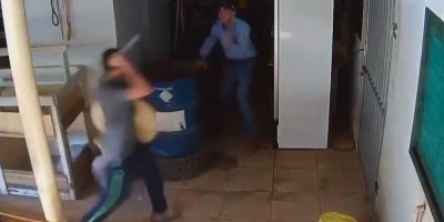 Cliente surta, pega facão e ataca funcionários em loja no MT; veja o vídeo 