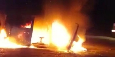Ambulância de Colorado é destruída por incêndio na BR-364, entre Vilhena e Pimenta...