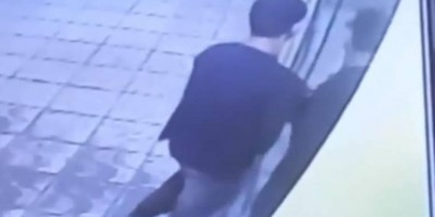 Câmeras de segurança flagram ladrão furtando comércio durante madrugada congelante em...