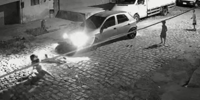 Mãe se joga na frente de carro para evitar atropelamento do filho; veja o vídeo