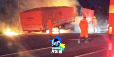 Caminhão carregado de milho pega fogo no anel viário em Ji-Paraná; veja vídeos