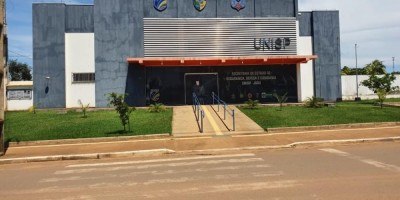 Homem é atacado com cadeirada na cabeça e facada no peito em Jaru