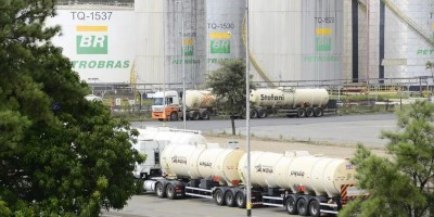 Gasolina pode subir de novo? Petrobras não reajusta preço há 73 dias