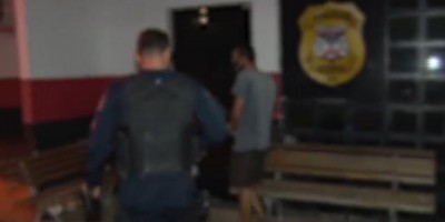 Jovem é flagrado tentando furtar motor de motocicleta em pátio do Detran em Cacoal
