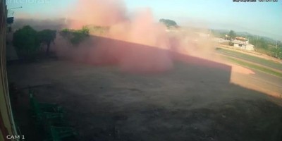 Carreta com calcário tomba e forma 'nuvem' de poeira vermelha na BR-364; veja o vídeo