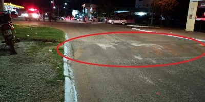 Motociclista perde o controle e cai após passar sobre quebra-molas em Rolim de Moura