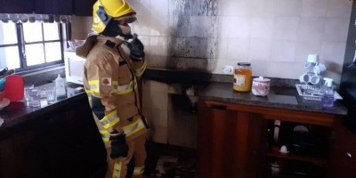 Ji-Paraná: Vizinho coloca fogo no lixo e casa ao lado é atingida pelas chamas