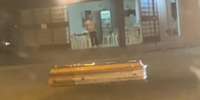 Caixão cai de carro funerário e fica no meio de avenida em Goiás; veja o vídeo
