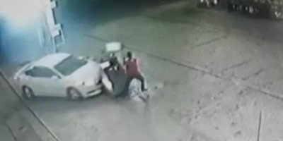 Carro desgovernado invade posto de combustível e acaba atropelando frentista em GO; veja...