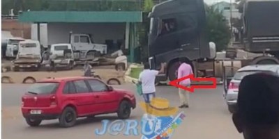 Câmera de segurança flagra momento em que homem se joga embaixo de carreta na BR-364,...