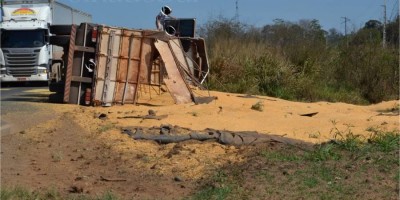 Caminhão carregado de milho tomba na BR-364 para não atropelar motoqueiro em Vilhena;...