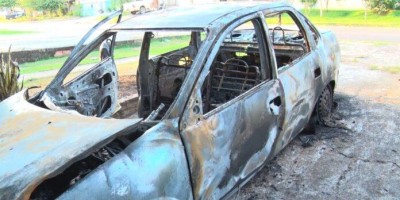 Carro pega fogo com proprietário dentro em Cacoal; veja o vídeo