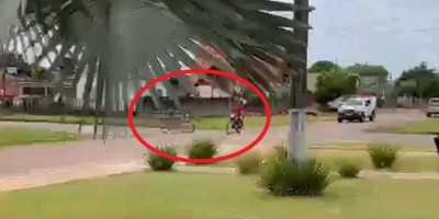 Motociclista sem habilitação quase provoca acidente ao fugir da PM e acaba preso em...