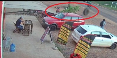 Roda se desprende de caminhão e atinge duas motos no Centro de Pimenta Bueno; veja vídeo