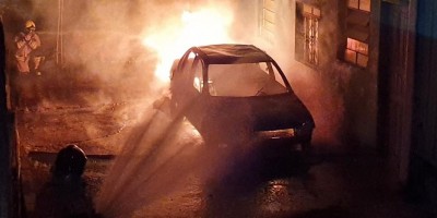 Mulher tem carro incendiado possivelmente criminalmente em Jaru; veja o vídeo