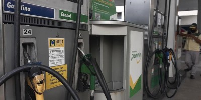 Petrobrás reajusta gasolina em 5% e diesel em 14% a partir de sábado (18)