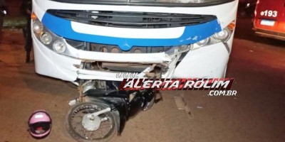 Mulher fratura a perna após ter sua moto atingida por ônibus na noite desta segunda em...