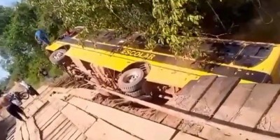 Ônibus escolar cai dentro de rio na zona rural de São Felipe; Duas crianças ficaram...
