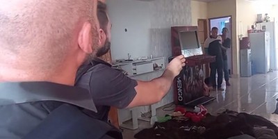 Criminosos armados fazem reféns em residencial de Porto Velho; vídeo mostra negociação