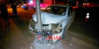 Motorista de aplicativo atinge poste de energia ao evitar colisão com moto em Vilhena