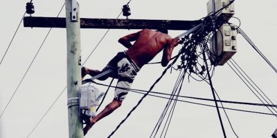 Ladrão de fios se pendura em poste após ser surrado por populares em Porto Velho