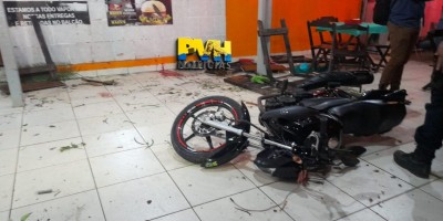 Motociclista é socorrido em estado grave após perder o controle e invadir lanchonete em...