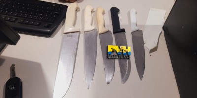 Mulher é presa ameaçando a mãe com várias facas e tentando agredir policiais a...