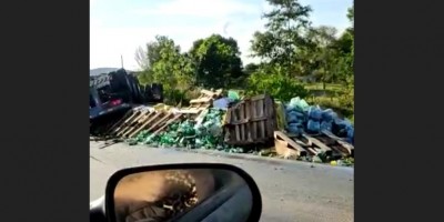 Carreta carregada de cerveja tomba na BR-364, entre Ji-Paraná e Ouro Preto; veja o vídeo