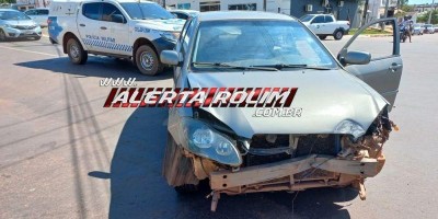 Acidente entre dois carros é registrado no centro de Rolim de Moura