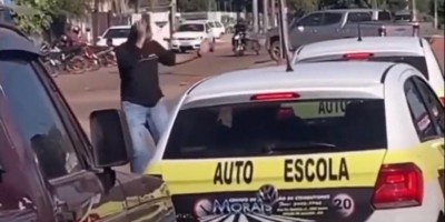 Rolim de Moura: Condutor perde a paciência com alunos de autoescola que pararam em placa...
