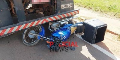 Motociclista fratura a perna após bater em carreta estacionada em Vilhena; veja o vídeo