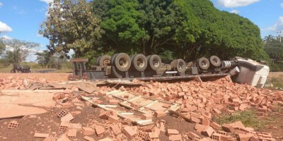Carreta carregada com tijolos tomba em curva da linha 138 em Nova Brasilândia do Oeste 