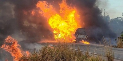 Caminhão-tanque explode após colisão com carreta na BR-163 em MT; veja vídeos