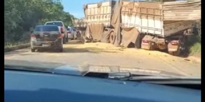 Carreta dá “L” na pista e interrompe trânsito na BR-364 próximo a Vilhena; veja o...
