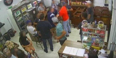 Cliente é espancado após ser acusado de assediar garçonete em conveniência