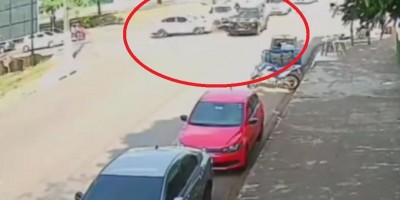 Carro fura sinal vermelho e bate em caminhonete na frente da viatura de trânsito em...