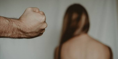 Adolescente de 16 anos é acusada de trair o marido com o vizinho e acorda sendo espancada