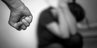 Mulher é espancada após recusar 'satisfazer' marido bêbado na cama 