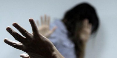 Namorado é acusado de surrar mulher ao encontrá-la bebendo em bar
