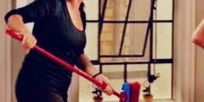 Marido é agredido a vassourada ao tentar se separar da esposa