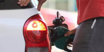 Pela primeira vez no ano, Petrobrás reduz da gasolina em 5% a partir desta quarta-feira...