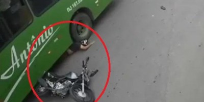 Motociclista é salvo por capacete após cair e parar debaixo da roda de ônibus no Rio...