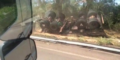 Carreta tomba na BR-435, entre Vilhena e Colorado do Oeste; Veja o vídeo