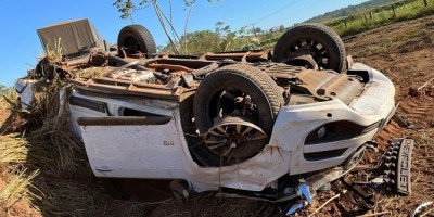 Durante tentativa de ultrapassagem, motorista perde controle e capota caminhonete na...