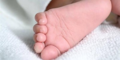 Bebê com sinais de maus tratos morre enquanto dormia com a mãe