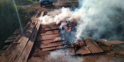 Ponte é parcialmente destruída após ser incendiada por vândalos em Rolim de Moura