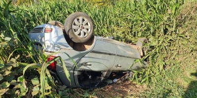 Seis pessoas ficam feridas após carro tombas às margens da BR-364 em Jaru; veja o vídeo